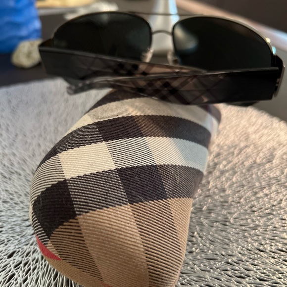 Burberry (100% Authentic) Unisex Sunglasses